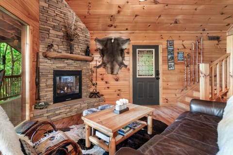 Bear Mountain Chalet in Sevierville with Hot Tub Casa in Gatlinburg