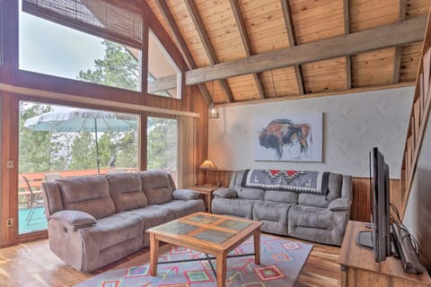 Black Hills Hideaway with Wraparound Deck and Hot Tub! Casa in North Lawrence