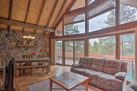 Black Hills Hideaway with Wraparound Deck and Hot Tub! Casa in North Lawrence
