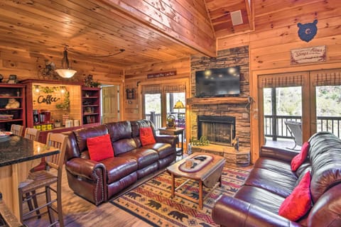 Private Cartecay River Home with Hot Tub and Game Room Haus in East Ellijay