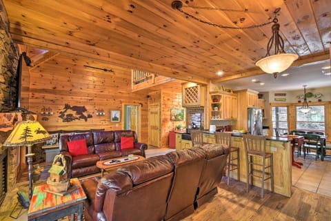 Private Cartecay River Home with Hot Tub and Game Room Haus in East Ellijay