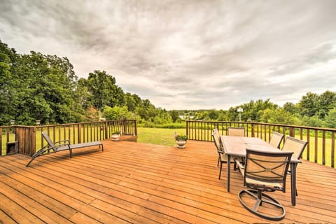 Rustic Apartment with Fire Pit and Lake Sugema Views! Condo in Iowa