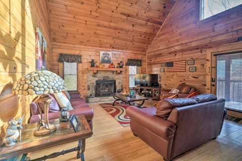 Inviting Sevierville Cabin with Deck and Hot Tub! Haus in Sevierville