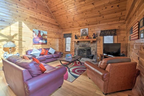 Inviting Sevierville Cabin with Deck and Hot Tub! Casa in Sevierville