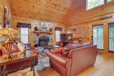 The Dreamers Nest Sevierville Cabin with Hot Tub! Cabin in Sevierville