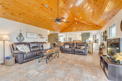 Waterfront Beaver Lake House with Deck and Fire Pit! House in Beaver Lake