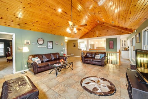 Waterfront Beaver Lake House with Deck and Fire Pit! Maison in Beaver Lake
