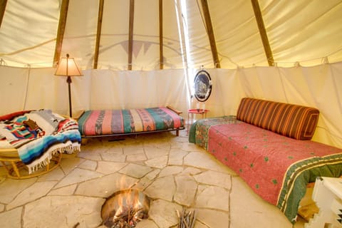 Colorful Cabin with Teepee, Fire Pits and Mtn Views! Casa in Marble