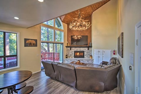 Spacious Lake Arrowhead Home with Game Room and Deck! Maison in Lake Arrowhead
