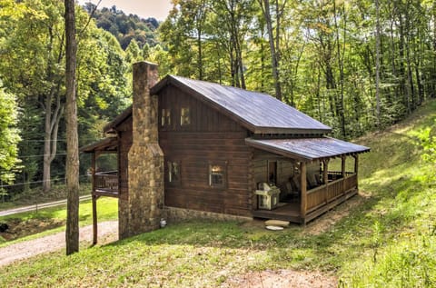 Scenic Trade Cabin with Deck Near Boone and App State! Haus in Watauga