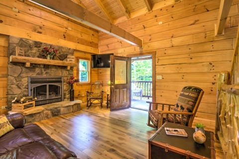 Scenic Trade Cabin with Deck Near Boone and App State! Casa in Watauga