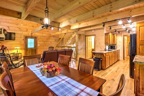 Scenic Trade Cabin with Deck Near Boone and App State! Maison in Watauga