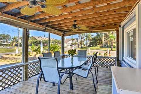 Cozy Cocoa Beach Bungalow - Walk to Beach and Pier! Haus in Cape Canaveral