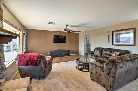Bullhead City Home with Private Pool, Hot Tub and View Haus in Bullhead City