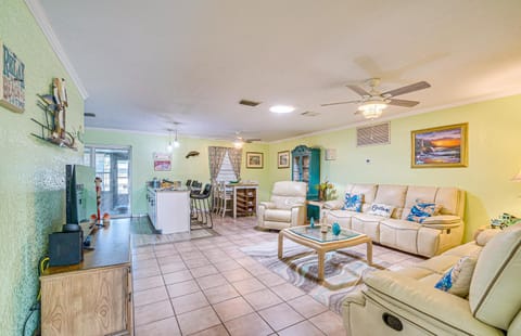 Waterfront Hernando Beach Home with Dock and Hot Tub! Maison in Hernando Beach