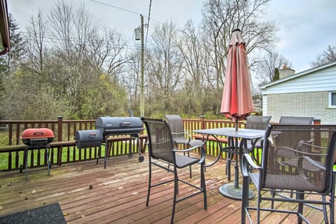Suburban Detroit Home with Porch, Yard and Fire Pit! Haus in Southfield