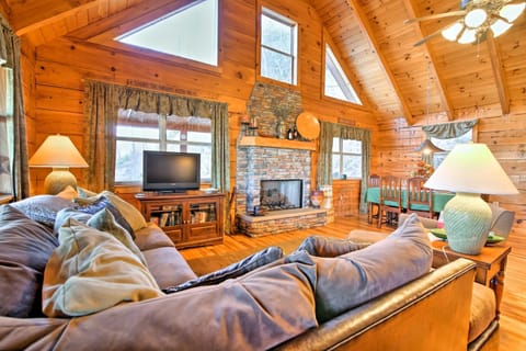 Smoky Mountain Retreat with Deck and Mountain Views! House in Nantahala