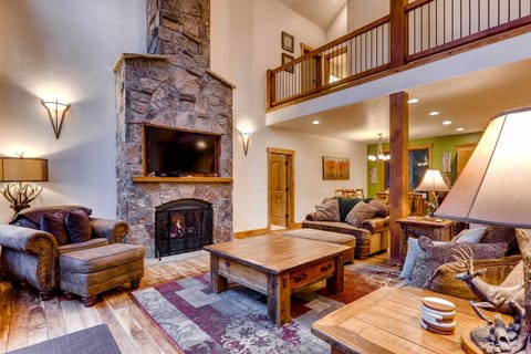 Breckenridge Home with Deck and Hot Tub Near Skiing! Maison in Blue River