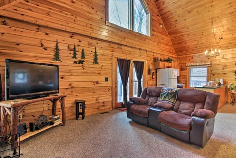 Rustic Sevierville Cabin with Covered Porch! Casa in Sevierville