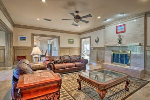 Lakefront Harlingen Home with Pool, Yard and Pool Table Maison in Harlingen