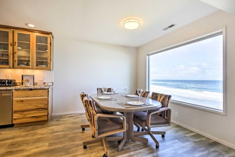 Beachfront Lincoln City Condo-Patio and Pool Access! Condo in Lincoln Beach