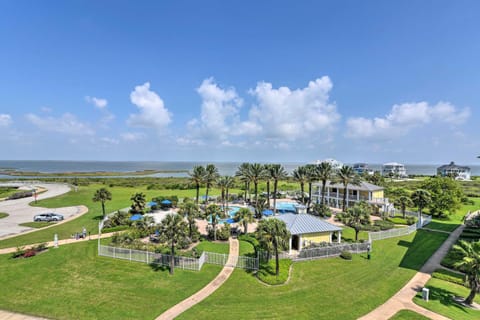 Pointe West Family Retreat Balcony and Ocean Views! Condo in Galveston Island