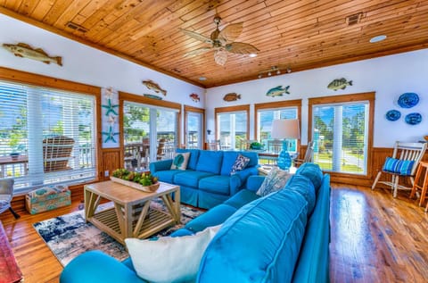 Riverfront Carrabelle Home with Furnished Patio! Casa in Carrabelle