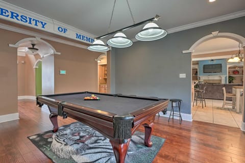 Cordova Home with Pool Table, 17 Mi to Memphis Zoo! Haus in Bartlett