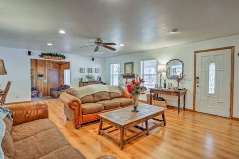 Lakeside Home with Game Room, Yard, Deck and Fireplace! Haus in Rainbow Lake