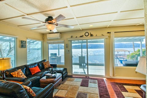 Lakefront Retreat with Dock, Paddle Boards and Kayaks! Haus in Clear Lake