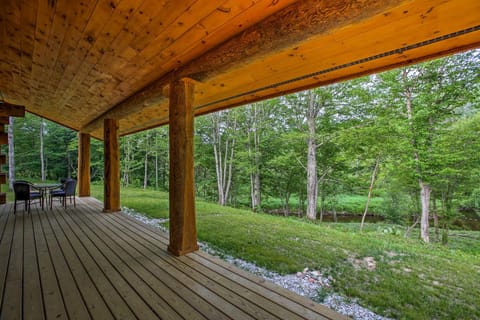 Custom Log Cabin with Deck and 45 Acres by Pine River! Haus in Michigan
