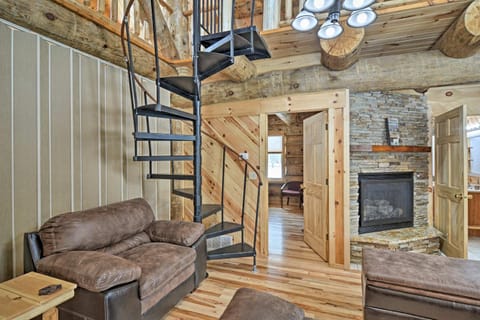 Custom Log Cabin with Deck and 45 Acres by Pine River! Casa in Michigan