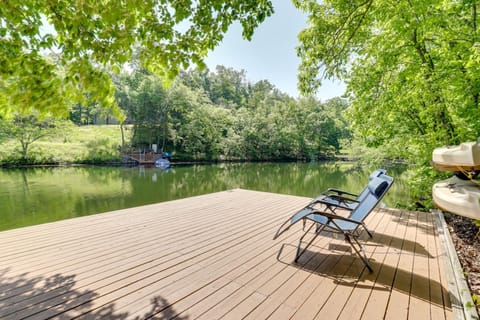 The Bella Vista Lakeside Treehouse Dock and Kayaks! House in Bella Vista