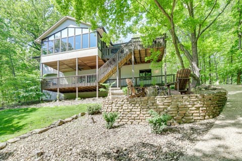 The Bella Vista Lakeside Treehouse Dock and Kayaks! House in Bella Vista