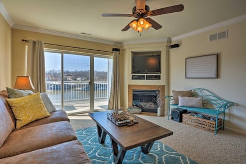 Lakefront Osage Beach Condo with Pool and Water Views! Condominio in Osage Beach