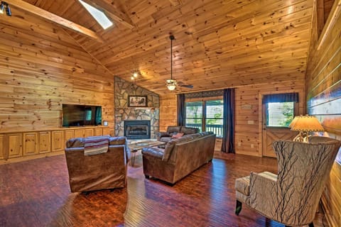Cozy Sunset View Cabin with Hot Tub and Game Room! House in East Ellijay