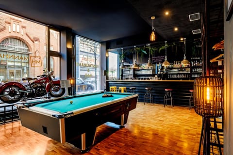 Restaurant/places to eat, Billiard, Lounge or bar