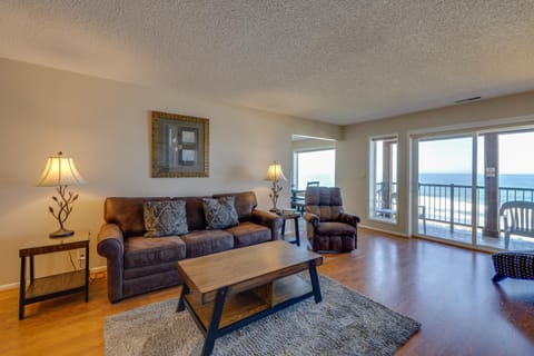 Resort Lincoln Condo with Ocean Views and Pool Access! Apartment in Lincoln Beach