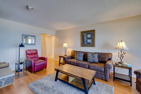 Resort Lincoln Condo with Ocean Views and Pool Access! Apartment in Lincoln Beach