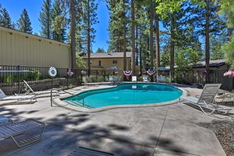 Tahoe Condo about 1 Mi to Diamond Peak Ski Resort! Condominio in Incline Village