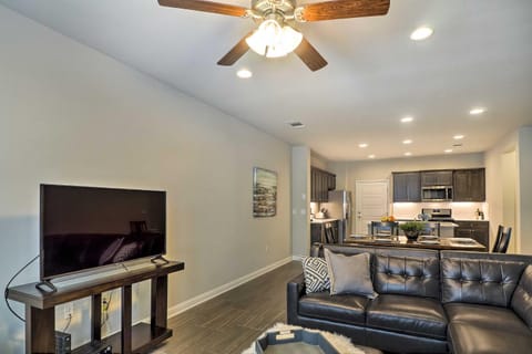 Upscale and Modern Austin Townhome with Pool Access! Casa in Cedar Park