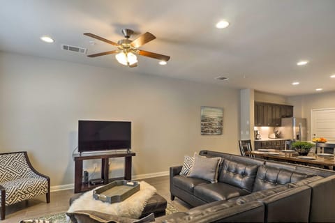 Upscale and Modern Austin Townhome with Pool Access! Casa in Cedar Park
