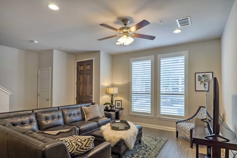 Upscale and Modern Austin Townhome with Pool Access! House in Cedar Park