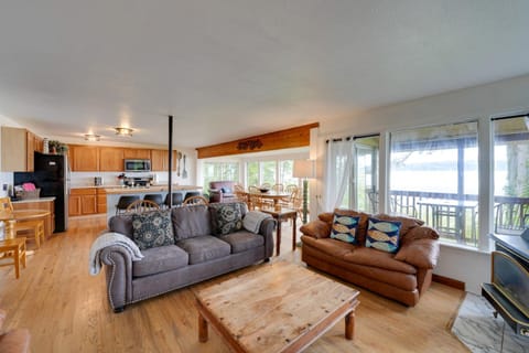 Cozy Beachouse View and Deck, Steps from Skagit Bay House in Whidbey Island