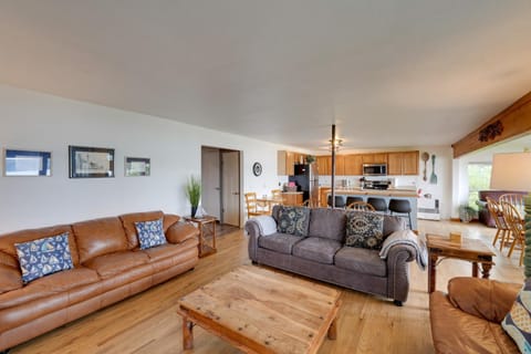 Cozy Beachouse View and Deck, Steps from Skagit Bay Maison in Whidbey Island