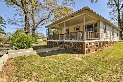 Charming Home with Porch Walk to Greers Ferry Lake! Haus in Higden