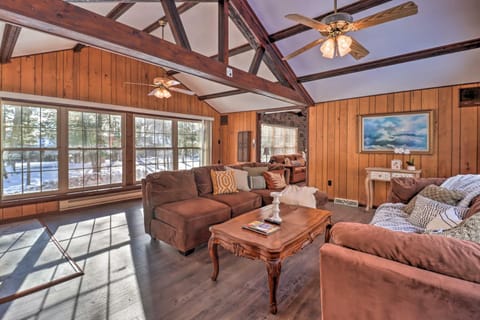 Rustic Lake Harmony Home with Fire Pit and Hot Tub! Casa in Hickory Run State Park