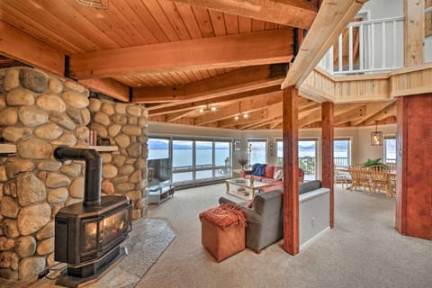 Lakefront Retreat with Hot Tub about 7 Mi to Schweitzer! House in Sagle