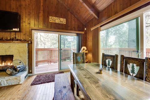Cozy Lake Arrowhead Cabin with Hot Tub and Deck! Haus in Lake Arrowhead