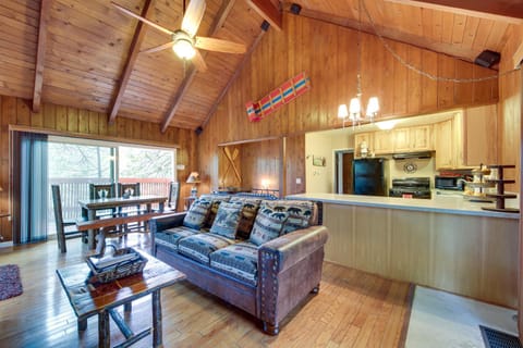 Cozy Lake Arrowhead Cabin with Hot Tub and Deck! Haus in Lake Arrowhead
